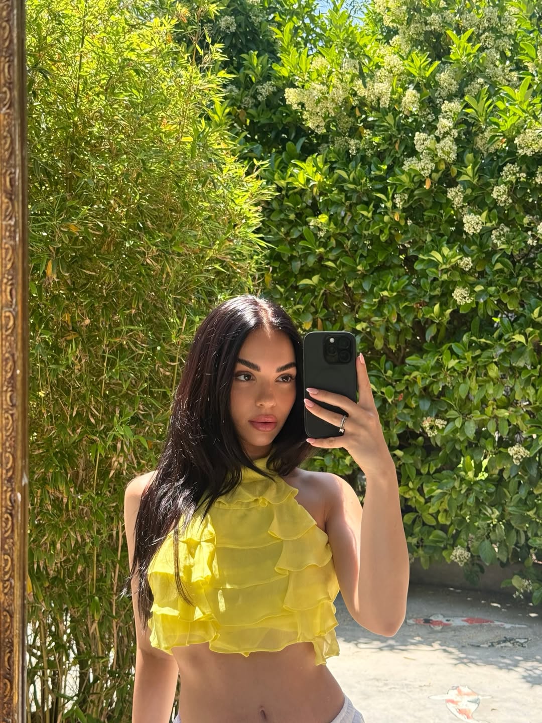Halter neck top with ruffle detail. Open back 💛